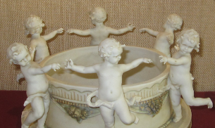 Muller, jardinière en biscuit. Ronde de putti.